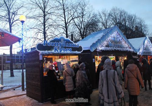 Рождественская ярмарка  на Пионерской площади в Санкт-Петербурге