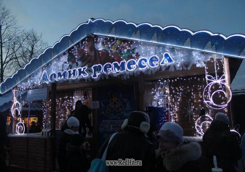 Рождественская ярмарка  на Пионерской площади в Санкт-Петербурге